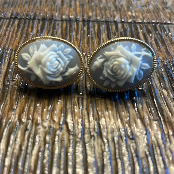 Avon SP Signed Gold Tone Floral White Rose Cameo Fashion Earrings - Picture 3 of 6